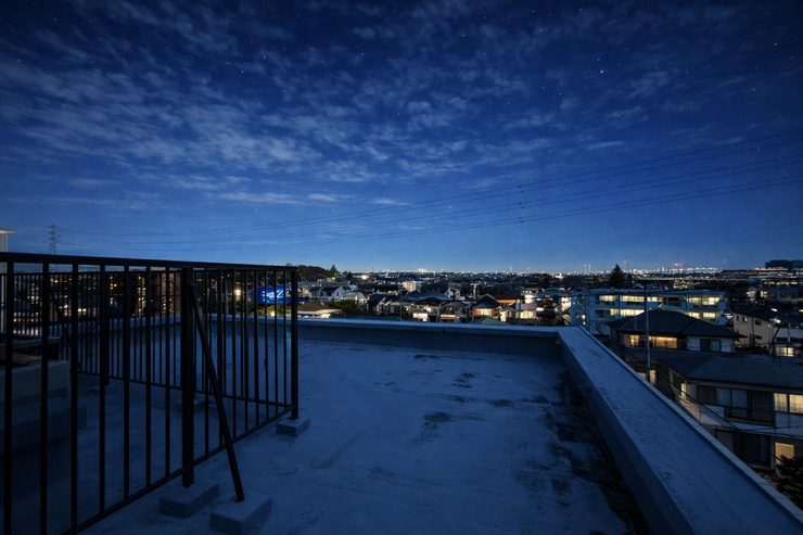 ルーフバルコニー:周りに高い建物がないので見晴らしがよく、遠くの景色まで見えます。季節によって見えるものが違うので一年を通して景色を楽しむことができそうです。
