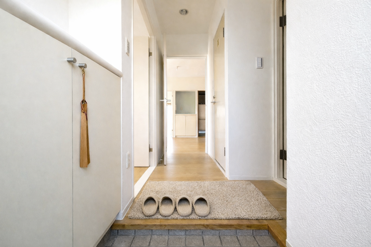 玄関:段差の少ない玄関フロアで小さなお子様やお年寄りでも安心して出入りすることができます。