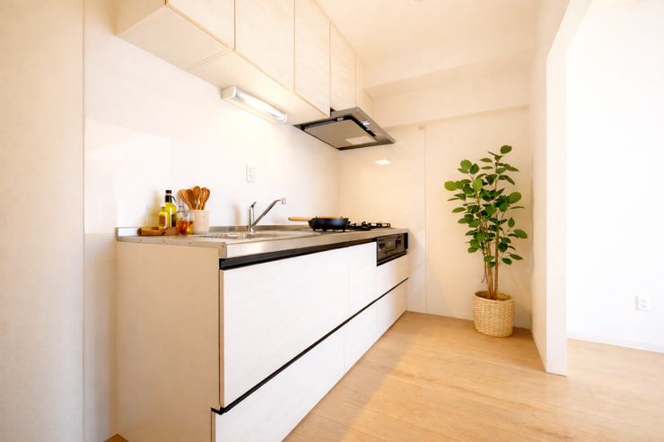 キッチン:キッチンは壁付けタイプですのでお部屋をすっきりと見せてくれるメリットがあります。