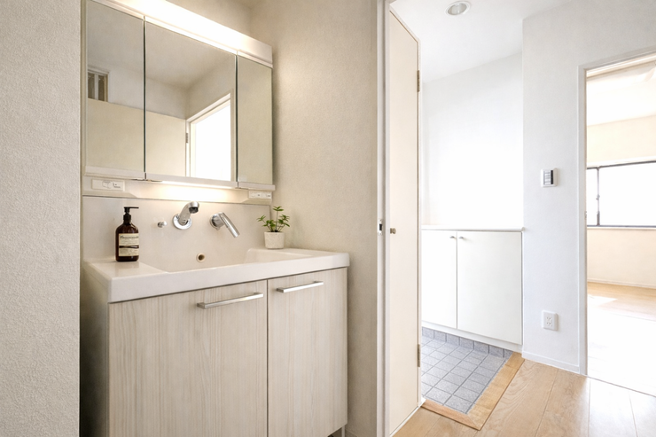 洗面所:3面鏡の裏側や下段にたっぷりと収納スペースがついているので、洗面台周りをすっきり出来ます!