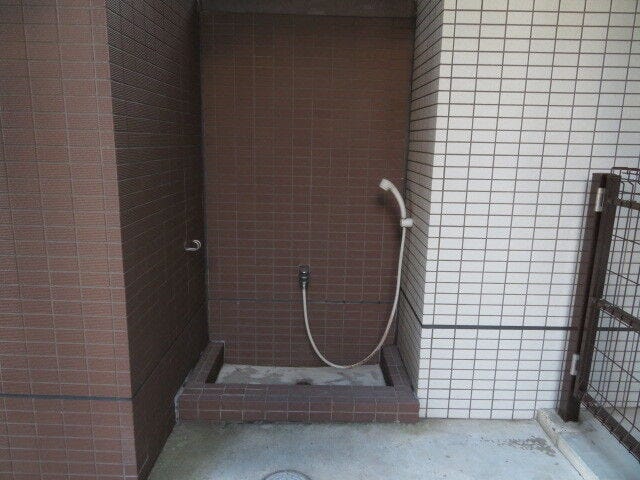 シャワースペースです。ペットなどの足洗いなどができますね。