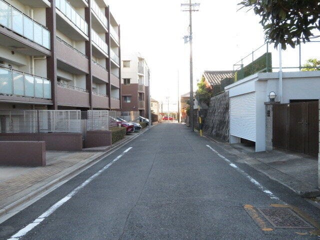 マンション西側前面道路です。