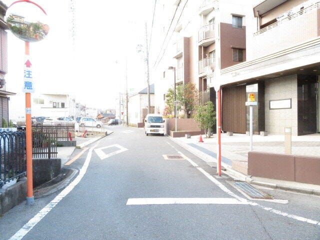 マンション東側前面道路です。