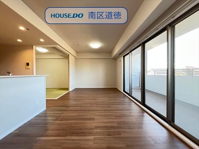 宅配ボックスがあります。留守がちなご家庭でもいつでも気兼ねなく荷物が受け取れます。手前は集合ポストです。