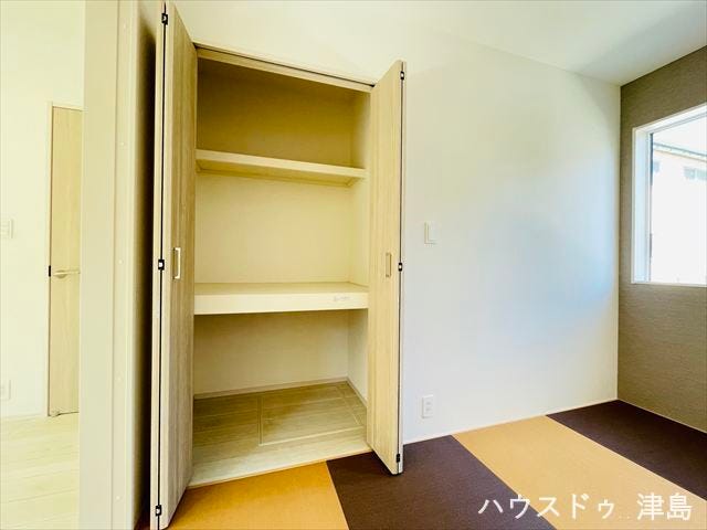 5.2帖和室収納。奥行きのある押し入れタイプの収納は大きな布団や季節物の家電製品などもスッポリと片付けていただけます。