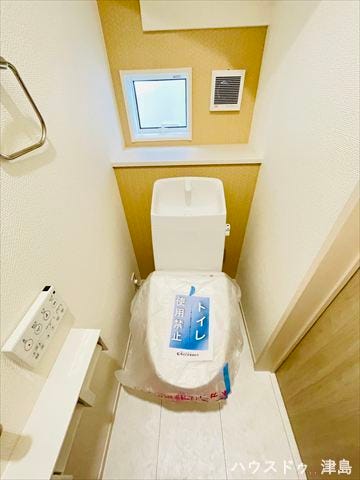 1階トイレ。各階にトイレがあり慌ただしい朝や就寝時も快適。小窓の下の棚にはインテリア小物や消臭剤なども置けます。埋込収納があり、トイレットペーパーやお掃除小物をまとめて置けます。