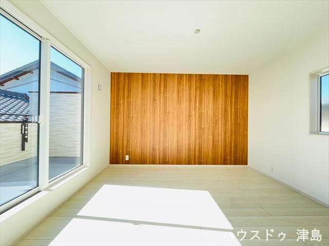 7帖洋室。バルコニーに面しているので洗濯物は干しやすいですね。たっぷりの陽光を享受できる明るい室内が魅力的です。南北の窓を開けると気持ちいい風が通り抜けます。