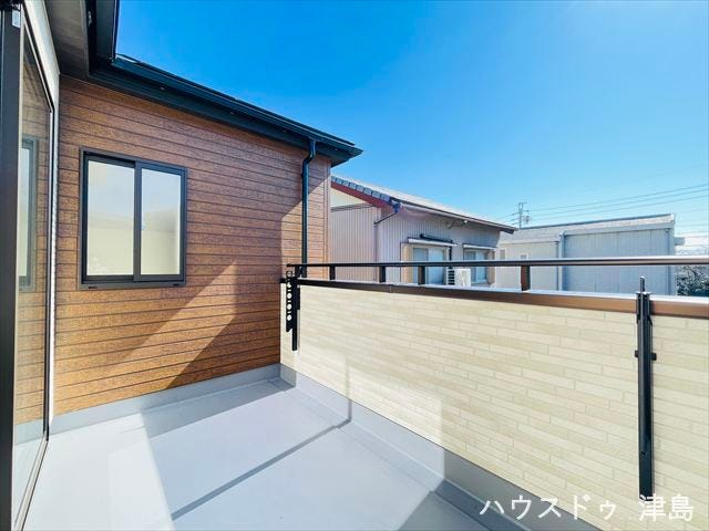 7帖洋室側バルコニー。天気のいい日には日向ぼっこ、夜には星空を眺める贅沢な空間です。壁付型のバルコニー物干し金物が設置されており、竿を挿して使用するタイプです。