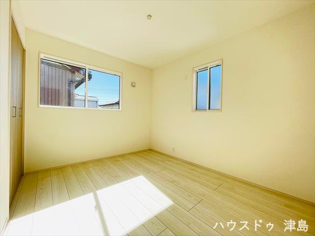 5.2帖洋室。コンパクトなお部屋ですが2面採光で圧迫感がない空間になっています。収納完備され、なんとも落ち着けるちょうどいい個室になっていますので集中して勉強ができる子供部屋にいいですね