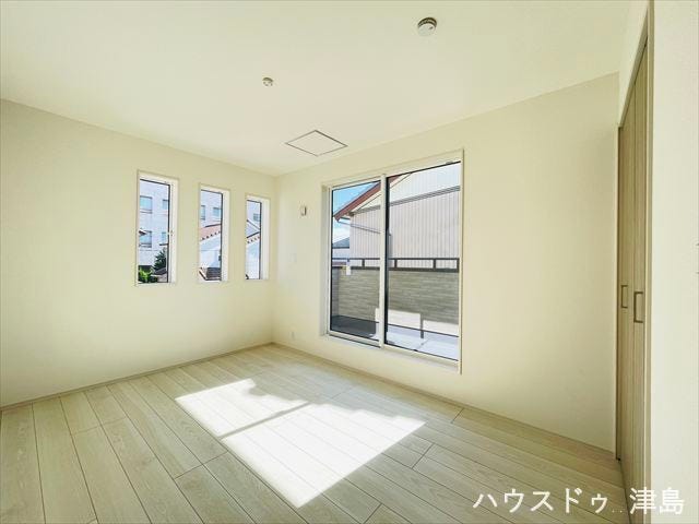 6帖洋室。こちらもバルコニーに面したお部屋です。東側の3つの横長窓が印象的なお部屋です。お天気のいい日にはたっぷりと陽を取り込むことができ、ベッドの上のお布団もふかふかになりそうですね。
