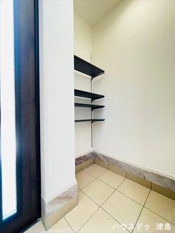 土間収納。可動棚付きのため、好みの高さに調整可能。ブーツや長靴などもサッとしまえちゃいます。土間なので外で使うものもベビーカーも気にせず置いておけます。