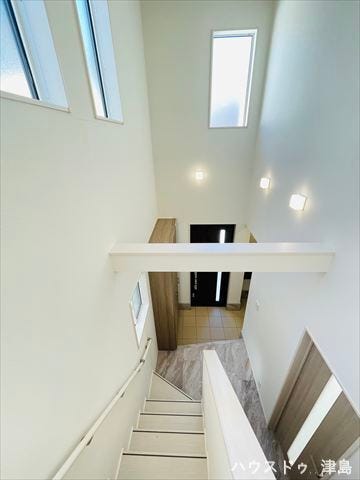 吹き抜けになった玄関は開放感がありますね。家族分の靴がしっかり保管できる大きさで、家の顔とも言われる玄関はいつでもスッキリします。