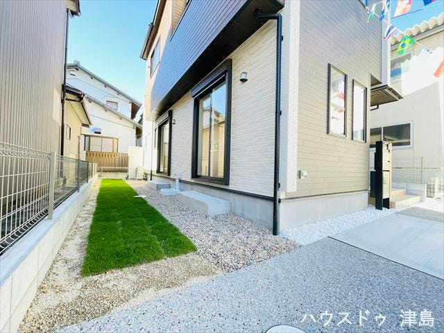 リビングと和室の掃出し口には庭に出やすいように踏み台があります。砂利が施工され、歩くと音が出るため防犯対策になります。お庭に設置された立水栓。外遊びの時や、靴を洗う時にも便利に活用していただけます。