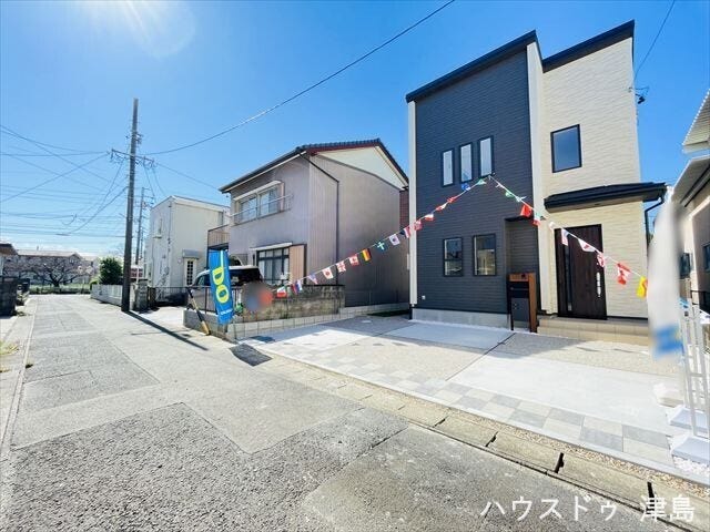 東側公道幅約3.9m。普通車が1台通れる道幅となります。大型車の通行が少ないので振動や騒音が抑えられます。車種によって駐車3台可能です。駐車場が玄関側なので荷物の出し入れもスムーズに行えます。