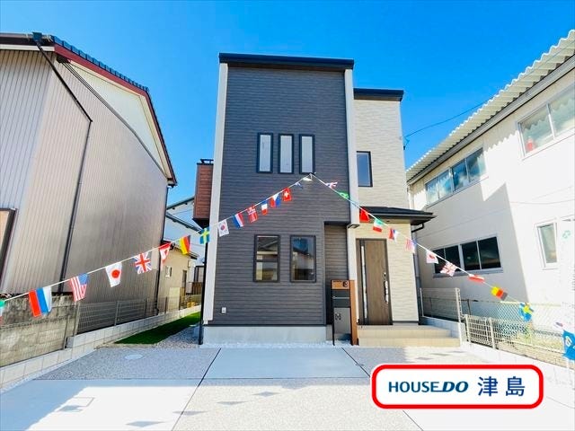 【外観】
佐屋小学校・佐屋中学校エリアに建つ新築一戸建てです。教育施設が徒歩圏内にあり、子育て世帯には嬉しい住環境です。キッチン横に洗面室が配置された家事動線に優れた4LDKです。全居室2面採光の明るい居室。