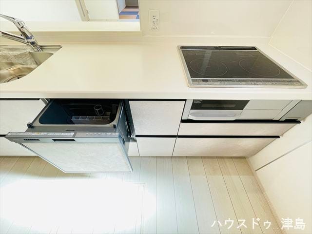 左側:食器洗い乾燥機。水道代・時間の節約ができ、衛生的で、さらに手荒れの防止にもなります。右側:クッキングヒーター。安全性が高く、年配の方やお子様にも安心でお手入れが簡単です。