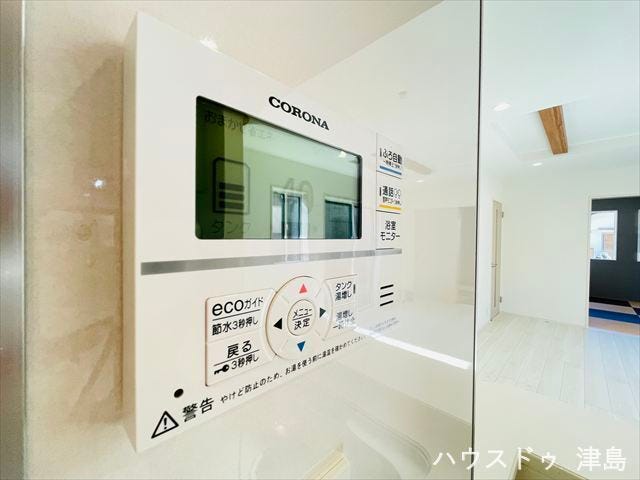 エコキュート。大気中の熱を利用して効率的にお湯を沸かすため電気代が安くなり、CO2排出量も削減できます。また、タンクに貯めたお湯や水は、非常時の生活用水として活用可能です。