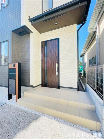 玄関ポーチは照明付きで暗い時間帯の帰宅も安心です。表札・インターホン・ポストが一体型になった門柱は照明付きなので夜間は安心ですね。