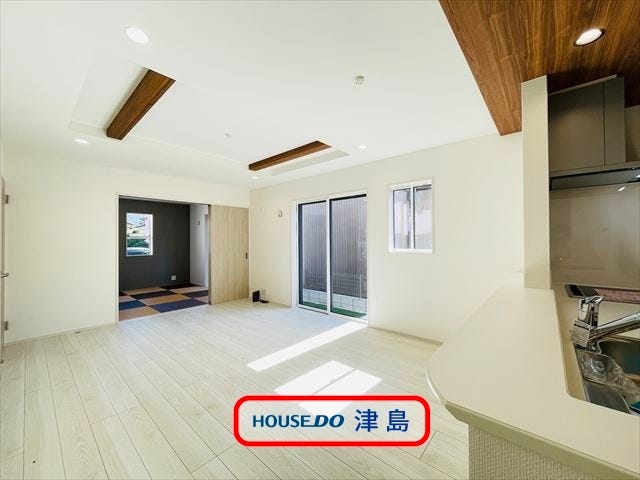 東側に隣接した5.2帖和室の扉を大きく開けてお使いいただくと22.7帖の広々とした空間の中でお過ごしいただけます。空間にゆとりがあると気持ちにもゆとりを持てそうですね。