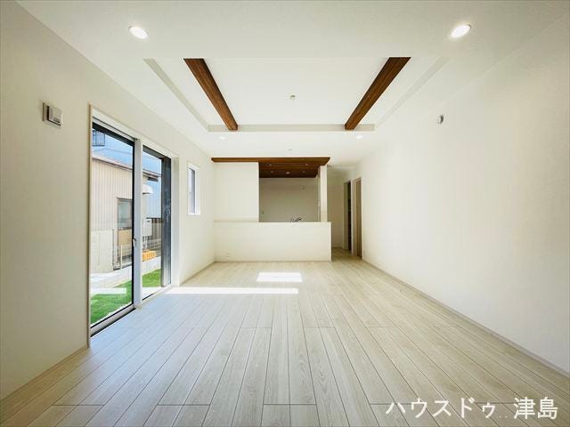 折上げ天井・キッチン天井のアクセントクロスが空間を素敵に演出。清潔感のあるホワイトアッシュのフローリングと真っ白なクロスで囲まれ明るい室内です。