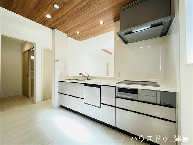 キッチン横にパントリーが設置され、ゆとりがあります。一緒にお料理したり、洗い物の片付けなども家族と協力しながらスムーズに行っていただけます。キッチン横の窓を開けてちょっと一息。