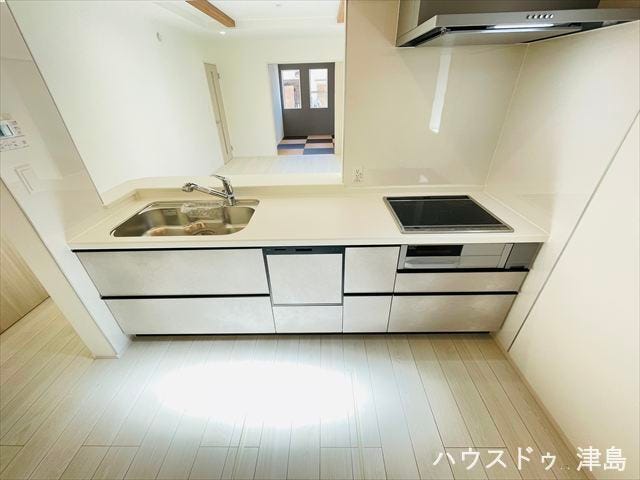 食洗機・シャワー付き水栓など高機能な設備を搭載した使いやすい対面式システムキッチンで家事がスムーズに。お子様の笑顔を見ながら楽しいお料理や家事ができる理想的な設計です。