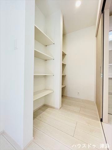 キッチン→パントリー→洗面室→キッチンの回遊動線は家事効率が上がります。調味料や保存食品の置き場として大活躍。ケース買いした飲料水やお米などかさばる物もすっぽりと収納できます。