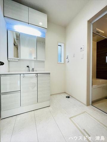 キッチン横の洗面室は、朝ご飯の支度をしながらの洗濯作業もスムーズにできる動線です。慌ただしくなる時間に助かる配置ですね。シャワー付洗面化粧台は洗髪や手洗い洗濯に加え、洗面台のお掃除しやすいです。