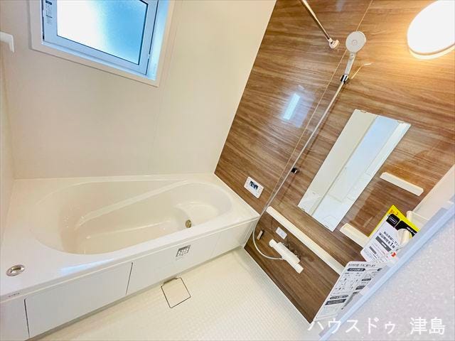 浴室暖房乾燥機付きでオールシーズン快適なバスタイムをお楽しみいただけます。カウンターやラックが設置され、シャンプーやボディソープなどを置くのに便利です。浴槽に段差があるので、お子様が入るときも安心。