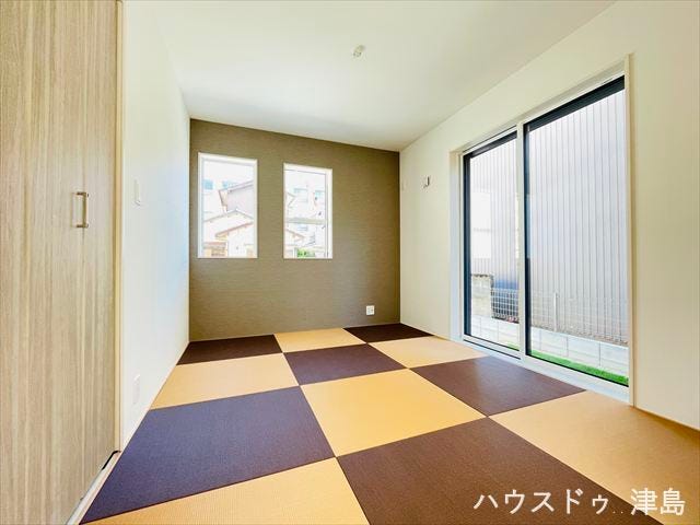 5.2帖和室。2色のフチなし畳・東側のグレーのアクセントクロスが印象的です。引き戸を閉めれば個室になり、書斎やお子様のお昼寝スーペースなど静かにお過ごしいただける空間になります。