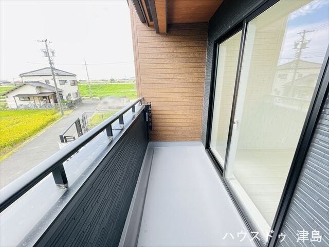 7.8帖洋室バルコニー。清々しい田園風景を眺めることができ家事の合間にリフレッシュできます。壁付型のバルコニー物干し金物が設置されています。