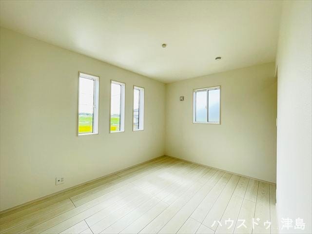 6帖洋室。南西に位置するお部屋です。南側の縦の3窓が室内を明るくしてくれ、晴れやかな気持ちでお過ごしいただけます。