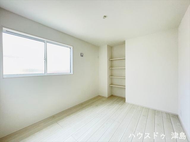 5.5帖洋室。北側北側ならではの落ち着いた居室なので、集中して勉強するのにおすすめです。東側に可動棚付き収納が設置され、本を置くスペースに。