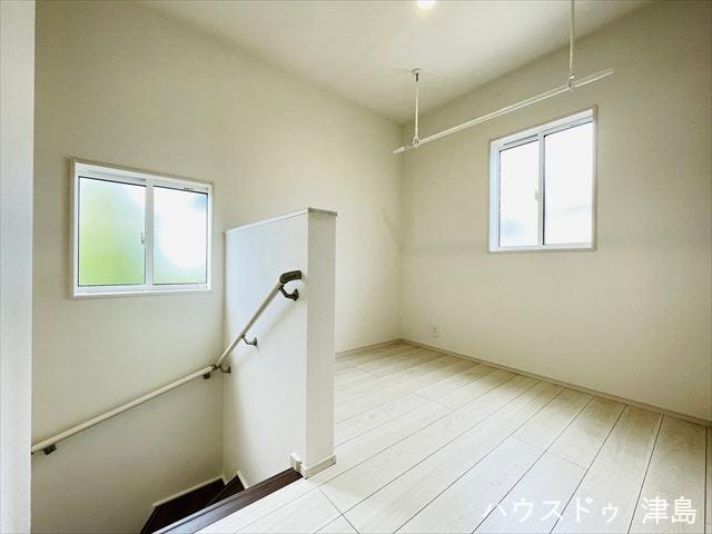 フリースペース。2階には室内物干しスペースが設置され、夜干しや雨の日、花粉の時期など活躍しますね。階段には手すりが設置してあるので小さなお子様から年配の方まで安心してお使いいただけます。