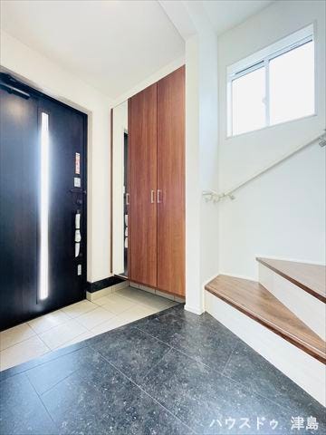 広々とした玄関で、お客様やご家族をお出迎えできますね。天井まであるシューズボックスは鏡がついているのでお出かけ前のチェックができますね。