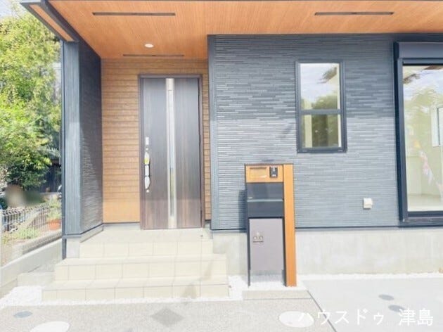 玄関ポーチは照明付きで暗い時間帯の帰宅も安心です。表札・インターホン・ポストが一体型になった門柱は照明付きなので夜間は安心ですね。