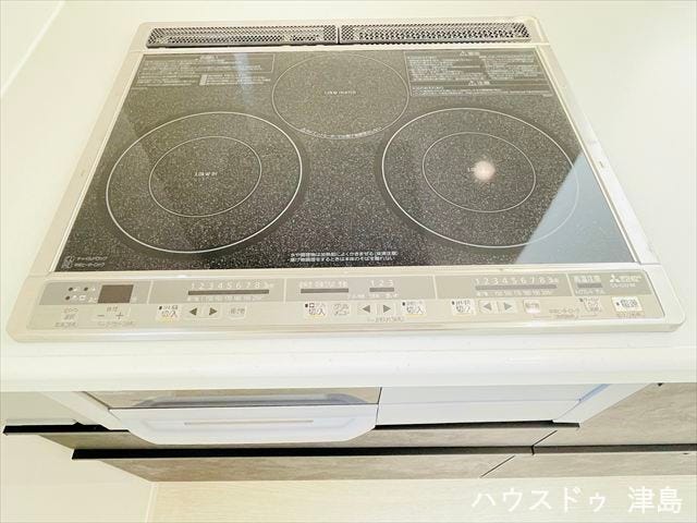 IHクッキングヒーター。安全性が高く、年配の方やお子様にも安心です。また、調理後は、プレートを拭くだけなので、お手入れが簡単なことが特徴です。
