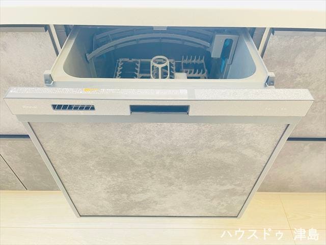 ビルトインタイプの食器洗い乾燥機ならカウンター上はいつもすっきり。水道代・時間の節約ができ、衛生的で、さらに手荒れの防止にもなります。