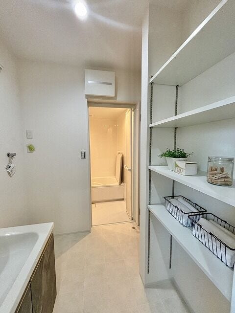 洗面所から浴室へと続く動線がスムーズで使いやすい設計♪たっぷりの収納スペースがあり、家族のタオルや日用品もすっきりと整理できます♪