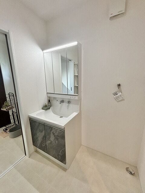 大きな鏡とゆとりのある洗面台が魅力♪朝の身支度もスムーズに♪下部の収納には、掃除用具なども隠して収納できます♪