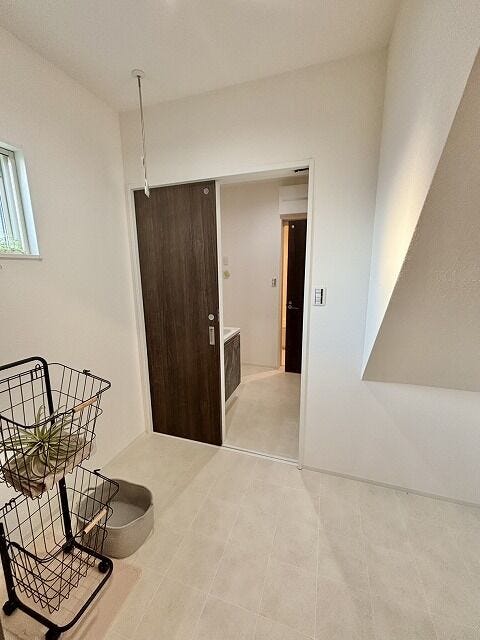 洗面所からランドリールームへつながる便利な動線♪家事効率を考えた間取りで、忙しい毎日をサポートします♪