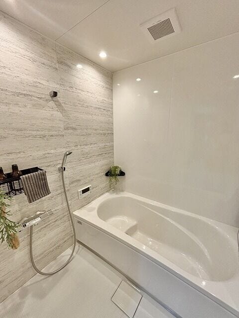 清潔感のあるバスルームは、一日の疲れを癒すリラックス空間♪ゆったりとした浴槽で、心身ともにリフレッシュできます♪