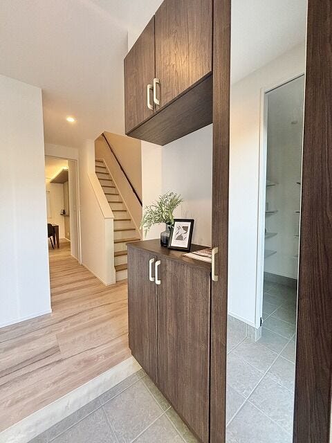 玄関から室内に入ると、明るく開放的な空間が広がります♪収納スペースも豊富で、来客時もすっきりと片付いた印象を保てます♪