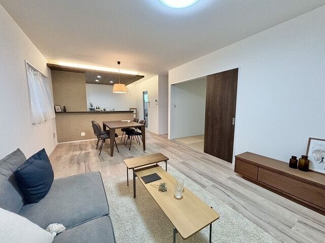 リビングダイニングは、自然な色合いのフローリングと落ち着いたインテリアが心地よい空間を作り出します♪ゆったりとくつろぎの時間を過ごせます♪