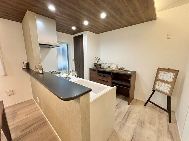 対面式のキッチンは、家族や友人との会話を楽しみながら料理ができる間取り♪ゆとりのあるワークトップで、調理もスムーズに行えます♪