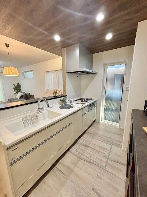 大きな窓から光が差し込むキッチン♪あたたかな日差しの中で、毎日の料理の時間を快適に過ごせるでしょう♪