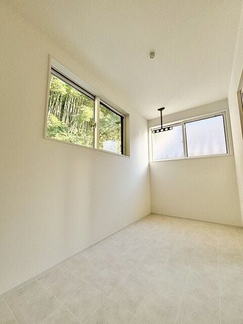 二面採光で明るいサンルーム♪風通しも良く、いつでも心地よい空気が流れます♪窓の外に広がる緑豊かな景色に癒やされます♪