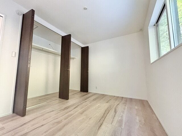 陽当たりが良く、明るい洋室♪たっぷりの収納スペースがあり、衣類や荷物をきれいにしまうことができます♪