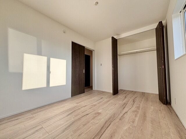 大きな窓から光が差し込む洋室♪明るく開放的な空間です♪用途に合わせて、フレキシブルに使える間取りも魅力です♪