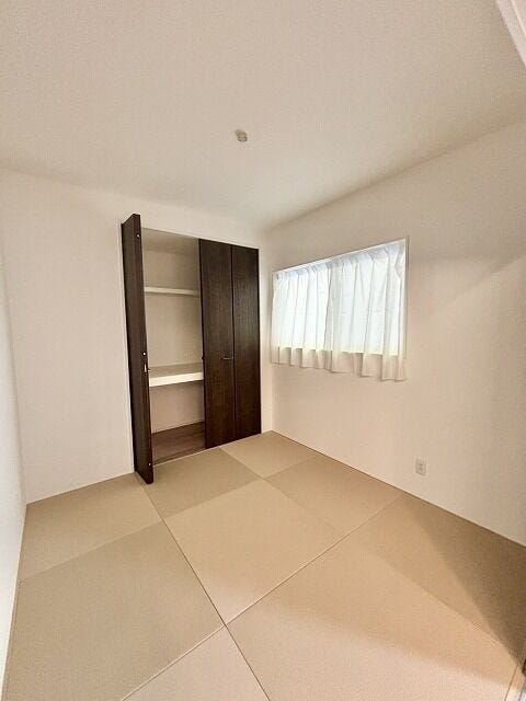 大きな窓から光が差し込む和室♪畳の香りに癒やされる、落ち着いた空間です♪お子様の遊び場や客間としても活用できます♪